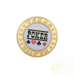 COLECIONISMO - Moeda decorativa em metal dourado, com símbolos de naipes, policromada e  esmaltada, com escrita "POKER". Medindo aproximadamente 4 cm de diâmetro x 0.03 cm de espessura. Pesando 28 gramas Acompanha case.