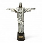 Estátua representando Cristo Redentor confeccionado em resina na cor branca com riqueza de detalhes. Medindo 23 cm x 18 cm x 6 cm.