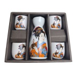 Conjunto de saquê, em porcelana, sendo uma garrafa e quatro copos com figura estampada de gueixa. Medindo a garrafa com 12 cm e copo com 4 cm.