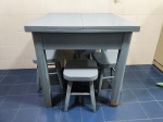 Conjunto para copa em madeira pintada composta de mesa, com tampo rebatível e 4 bancos -med. 83x80x8