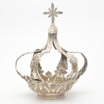 Magnifica Coroa em prata Brasileira, ricamente cinzelada, Estilo e Época D. José, com Cruz no topo, medindo 29 cm de altura, pesando 605 g. Brasil séc. XVIII.