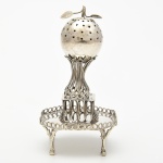 Antigo Paliteiro em prata, contrastado, representando MAÇÃ, medindo 16 cm de altura, pesando 122 g. Séc. XIX.