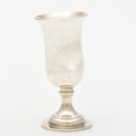 Christofle - Antigo Paliteiro em metal prateado, contrastado, em forma de Vaso, medindo 7 cm de altura.