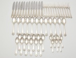 Conjunto de Talheres em metal com iniciais, constando de 12 facas de sobremesa, 12 colheres de sobremesa, 12 garfos de sobremesa, 12 colheres de chá e 7 colheres de café.