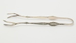 Antigo Pegador de Torrão de Açúcar em metal, contrastado, com lindo cinzelado, medindo 16,5 cm.