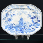 Monumental e rara Travessa em porcelana Inglesa, marcada, com motivos orientais, medindo 48 cm por 36 cm. Séc. XIX.
