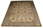 TABRIS - Antigo Tapete nas cores azul, verde e bege, medindo 385 cm por 245 cm.