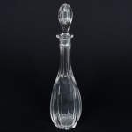 Baccarat - Belissima Garrafa em cristal Frances, ricamente lapidado com sua respectiva tampa, medindo 37 cm de altura.