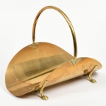 Antigo Revisteiro em metal amarelo, em forma de Cesta, com alça, medindo 40 cm por 50 cm por 33 cm.