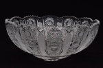 Belissimo Bowl em cristal, ricamente lapidado, forma redonda, com borda recortada, medindo 13 cm por 30 cm de diâmetro.