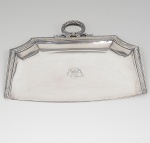 Christofle - Antigo Pegador de Migalhas em metal prateado, contrastado, pega em forma de Laço, medindo 21 cm por 22 cm.