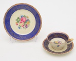 Duas Antigas Peças em porcelana Alemã, marcada Bavária, pintura de flores com borda dourada, sendo prato de sobremesa e xicara com seu respectivo pires, medindo 19 cm de diâmetro.