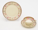 Duas Antigas Peças em porcelana Alemã, marcada Bavária, pintura de flores com borda dourada, sendo prato de sobremesa e xicara com seu respectivo pires, medindo 19 cm de diâmetro.