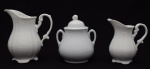 Conjunto de 2 Leiteiras e 1 Açucareiro em Porcelana Inglesa, marcadas, na cor branca, medindo o menor 16 cm e o maior 20 cm.