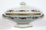 Sopeira em porcelana Velho Paris, decorada com guirlandas de flores, medindo 20 cm por 19 cm por 31 cm. França séc. XIX.
