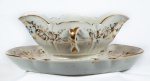 Elegante molheira em porcelana Velho Paris, acompanha presentoir., medindo 10 cm por 16 cm por 25 cm Séc. XIX.