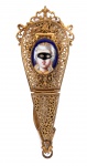 Antigo PORTA LEQUE em metal dourado, figura em esmalte, medindo 10 cm. Coleção Galeno Martins.