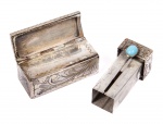 Porta batom em prata, tendo no fecho uma turquesa cabochon, medindo 5 cm de comprimento.