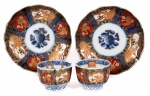 Dois pequenos bowls em porcelana japonesa Imari, com seus respectivos pires. Um com bicados