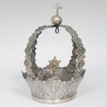 Antiga Coroa de prata Brasileira, ricamente cinzelada, com Estrela no centro e Cruz no topo, medindo 21 cm de altura, pesando 446 g. Séc. XIX.