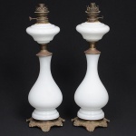 BACCARAT - Belissimo e Importante Par de Lampiões em opalina branca, com aplicações em bronze, medindo 60 cm de altura. França séc. XIX.