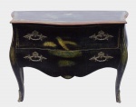 Antiga Cômoda em madeira nobre, com patina, dois gavetões e puxadores em bronze, medindo 86 cm por 51 cm por 124 cm.