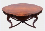 Belissima e Importante Mesa de Apresentação em Jacarandá, borda recortada e marquiterie, medindo 80 cm por 126 cm por 170 cm. Séc. XIX.
