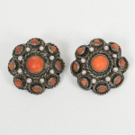 Antigo Par de Brincos em prata e coral, contrastado, forma redonda, medindo 1,5 cm de diâmetro.