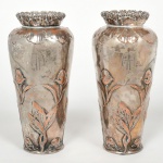Christofle - Antigo Par de Vasos em metal prateado, flores em alto relevo, medindo 23 cm de altura.