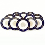 Conjunto de 12 Pratos rasos em porcelana Alemã, marcado Rosenthal, nas cores azul cobalto e dourado, medindo 28 cm de diâmetro.