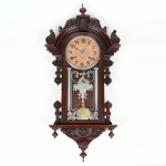 Relógio Americano de parede, fabricado por Gilbert Clocks, modelo COLUMBIA, produzido ao redor de 11900, com mostrador, vidro, pendulo, ponteiros e caixa originais, bate hora e meia hora, corda para 8 dias de funcionamento, medindo aproximadamente 96 cm de altura por 45 cm largura. Identificado no livro Gilbert Clocks do Tran Duy na página 137. Funcionando.