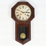 Relógio Americano de parede, fabricado por ANSONIA Clocks, modelo REGULADOR D, produzido ao redor de 1900, com mostrador, vidro, pendulo, ponteiros e caixa originais, bate hora, corda para 8 dias de funcionamento, medindo aproximadamente 82 cm de altura por 44 cm largura, caixa em carvalho. Identificado no livro Gilbert Clocks do Tran Duy na página 198. Funcionando.