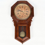 Relógio Americano de parede, fabricado por ANSONIA Clocks, modelo REGULADOR B, produzido ao redor de 1900, com mostrador, vidro, pendulo, ponteiros e caixa originais, bate hora e meia hora, corda para 8 dias de funcionamento, COM CALENDÁRIO, medindo aproximadamente 80 cm de altura por 44 cm largura, caixa em carvalho. Identificado no livro Waterbury Clocks & Watches do Tran Duy na página 198. Funcionando.