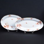 Duas Antigas Travessas em porcelana Russa Imperial, marcada, pintura de flores nas cor rouge de fer, medindo 29 cm por 57 cm e 33 cm por 48 cm. Rússia Séc. XIX.