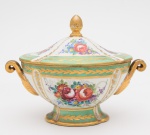 Antiga Molheira em porcelana Francesa, marcada Sèvres, com tampa, pintura de flores, medindo 16 cm de altura. Séc. XIX.