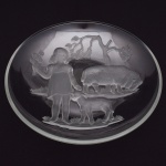 VERLYS - Raro Medalhão em cristal Francês, assinado CARL SCHMITZ e datado 1940, representando Menina com Carneiros, medindo 34 cm de diâmetro.