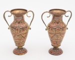 Antigo Par de Vasos em Cobre, ricamente decorados com esmalte, medindo 18 cm de altura.