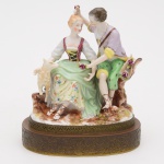 Belíssima Escultura em porcelana Europeia, representando Cena Romântica, medindo 19 cm de altura.