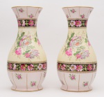 VISTA ALEGRE - Grande Par de Vasos em porcelana Portuguesa, marcados, pintado a mão com motivos de Flores, medindo 51 cm de altura.