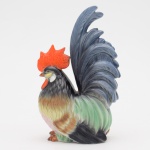 Belo Ponto de Luz, em porcelana policromada, representando Galo, medindo 22 cm de altura.