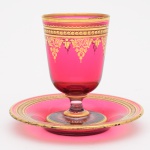BACCARAT - Belissima Taça em cristal, com presentoir na cor rubi com lindo trabalho em dourado, medindo 14 cm de altura.