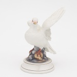 Delicada Pomba (Espirito Santo), em porcelana branca, com base pintada a mão, marcada, medindo 20 cm de altura.