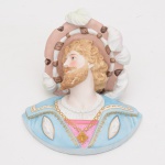 Antigo Busto em biscuit policromado, marcado, representando Nobre, medindo 23 cm por 20 cm.
