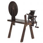Antigo e raro Moedor de Café em madeira e ferro, medindo 87 cm por 71 cm por 28 cm.