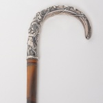 Belissima e Antiga Bengala com pega em prata, ricamente cinzelada , medindo com figuras e flores, medindo 86 cm.