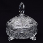 Grande bomboniere com tampa, em cristal ricamente lapidado, com pega e pés, medindo 24 cm.