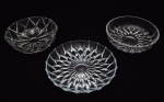 Conjunto de 3 Bowls em cristal, ricamente lapidados, de diferentes lapidações e tamanhos, medindo o menor 7 cm por 24 cm e o maior 28 cm de diâmetro.