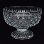Fruteira de pé, em cristal, ricamente lapidado, forma redonda, medindo 18 cm por 23 cm.