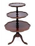 Belissima e Delicada Mesa de Apoio de madeira nobre com 3 andares, borda ondulada e 3 pés, medindo 90 cm de altura.