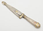Antigo Punhal com sua respectiva Bainha em prata Argentina, com aplicações de ouro 14k, medindo 28 cm de comprimento.